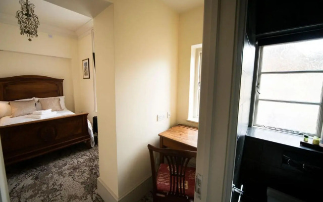 East Walls Hotel