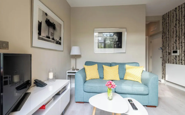 Stylish Fulham Flat With Patio by Underthedoormat