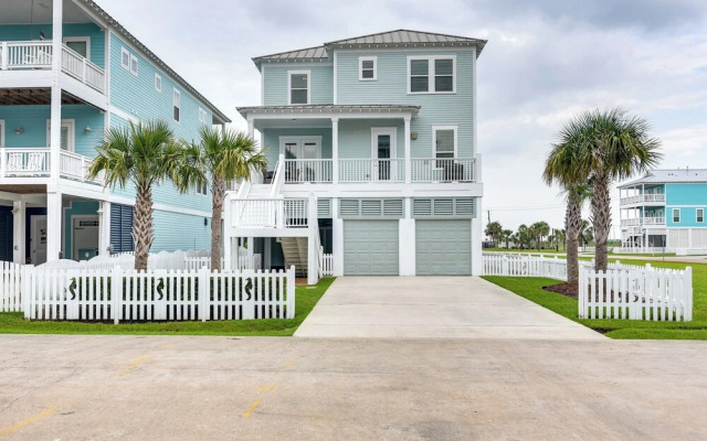 Walk to Ocean: Beach House w/ 2 Decks in Galveston
