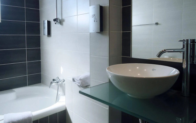 Amphitryon City Hotel