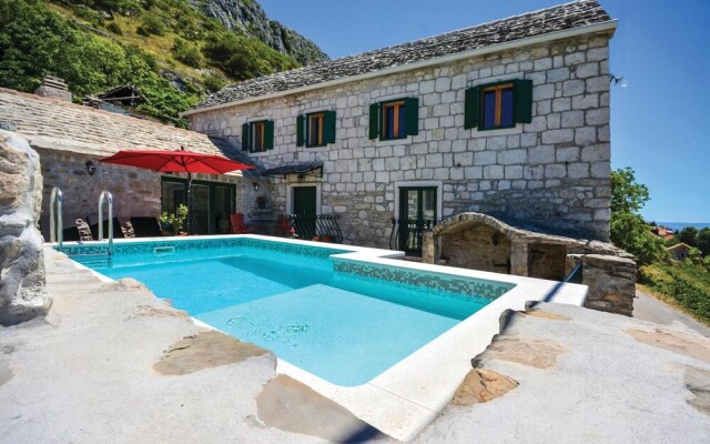 Beautiful Home in Podstrana With Wifi and 3 Bedrooms