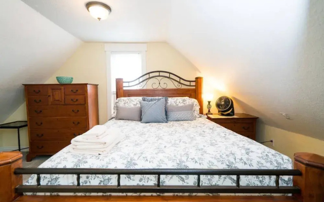 Artisan Victorian Spacious Backyard Great Location