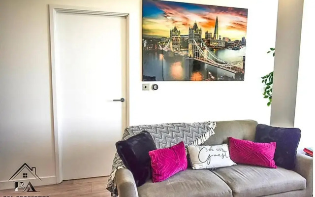 Modern 2 Bed 2 Bath Bracknell With Free Parking
