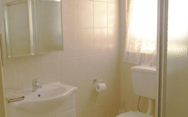 Allenby Court Holiday Units