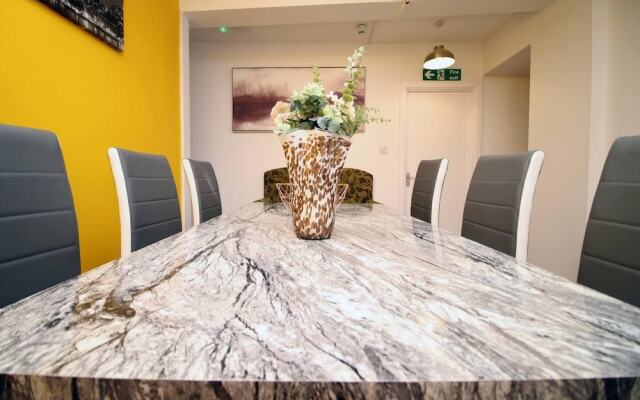 4 Bed Flat - Sleeps 4 - Parking - Wifi