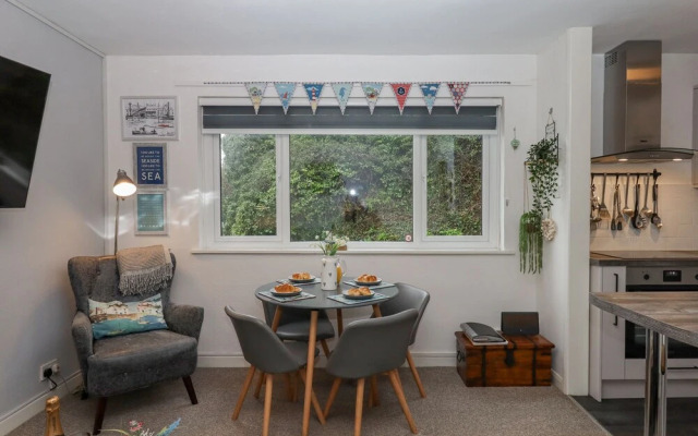 3 Dolphin Court