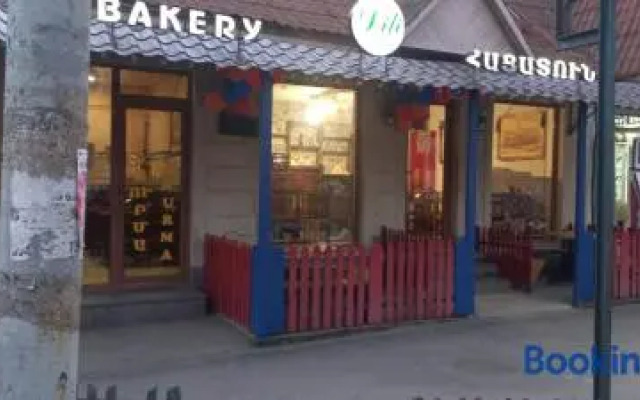 Rossi Rest House By The River