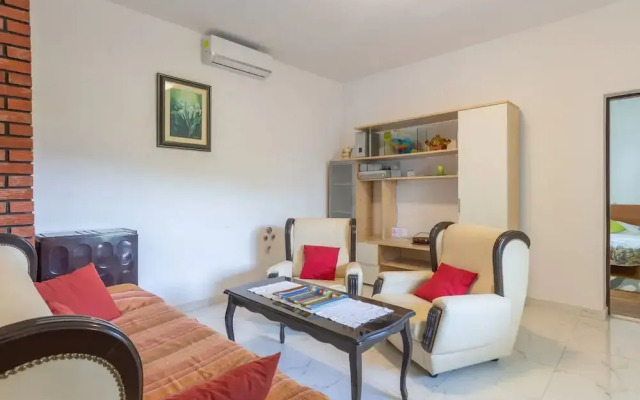 Sunny Escape Holiday Home Dicmo With Pool and Gym