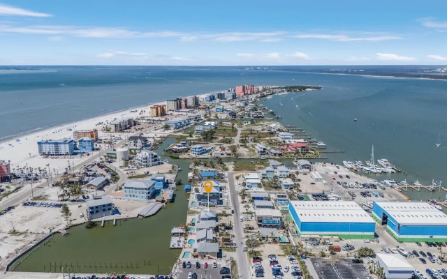 920 Bay Breeze Bungalow: Stunning Bay View Home W/ Heated Pool! 2 Bedroom Home