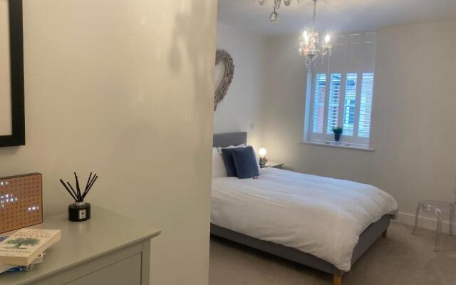 Unrivalled Location Five Star Worcester Apartment