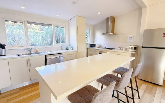 StayAU 2BR Home w/ Stunning Views in Tasmania