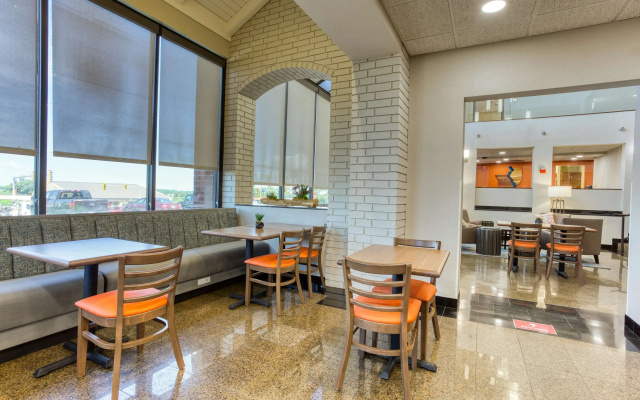 Drury Inn & Suites St. Louis Collinsville
