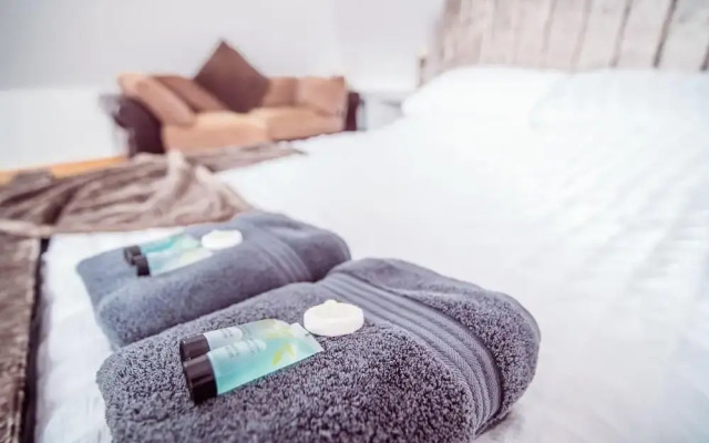 Threeways Retreat With Heated Swimming Pool