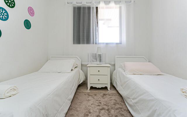 Apto com sacada e churrasq 260m Praia Brava COI302