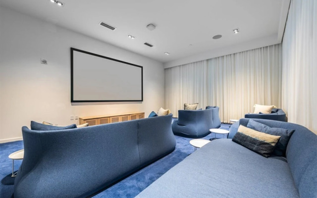 Top Fort Lauderdale Condo 7th Floor - Private and Sanitized, Hotel Amenities, Free Parking for Stays Over 27 Days, 400 ft From the Beach. Hosted by Super Host!
