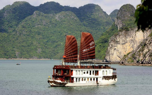 Heritage Line Violet Cruise - Ha Long Bay and Lan Ha Bay