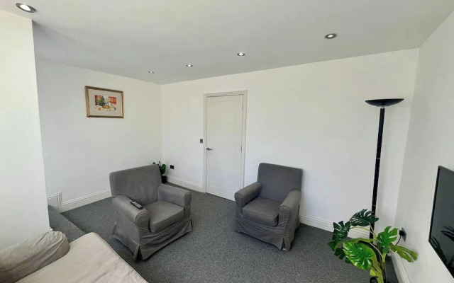 Spacious 4-bed House - Sleeps 11, Garden & Parking