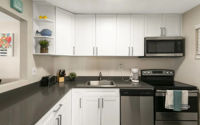 2 Bedroom 2Bath Deluxe Apt with Patio