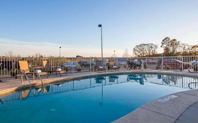 Best Western Dothan Inn & Suites