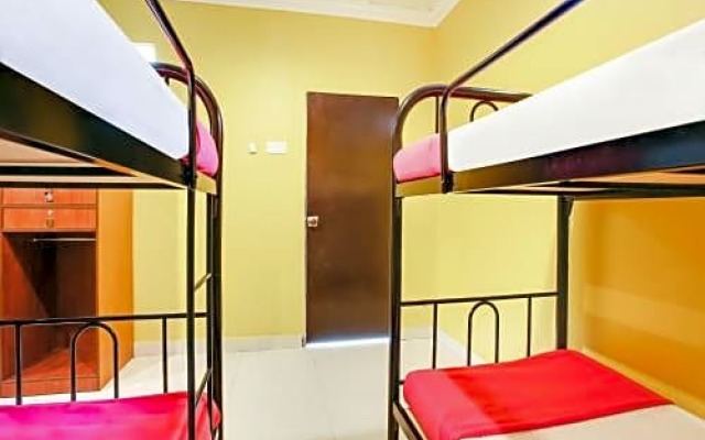 SPOT ON 89623 Nawawi's Backpackers