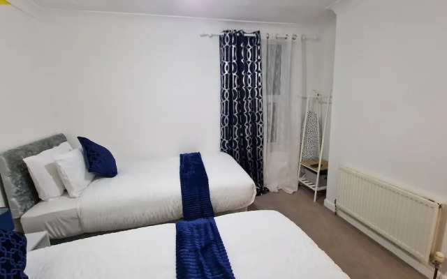 Gillingham Home - Sleeps 4 - Comfort & Convenience