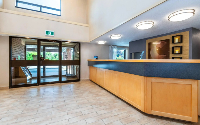 Comfort Inn Highway 401