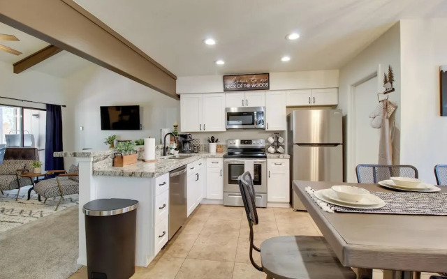 Forest-view Balcony: Pinetop-lakeside Condo