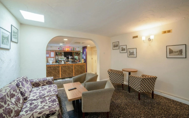 OYO The Bridge House Hotel