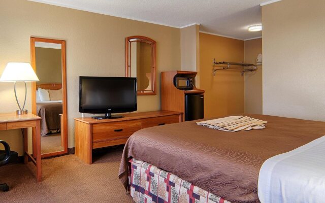 Norwood Inn & Suites