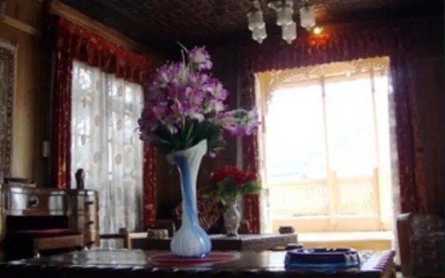 Howrah Houseboat – Guest Rooms – Srinagar