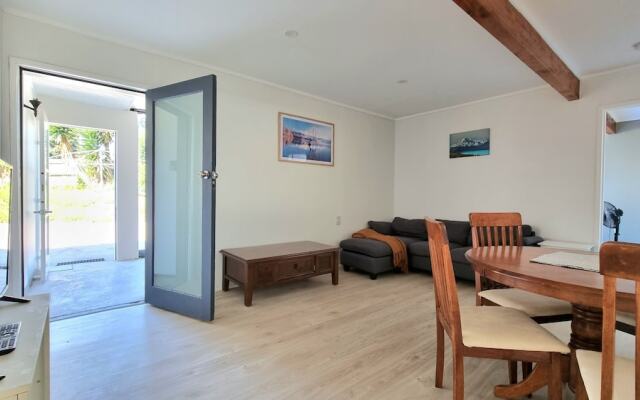 Lovely 2- Bedroom Unit with Free Parking