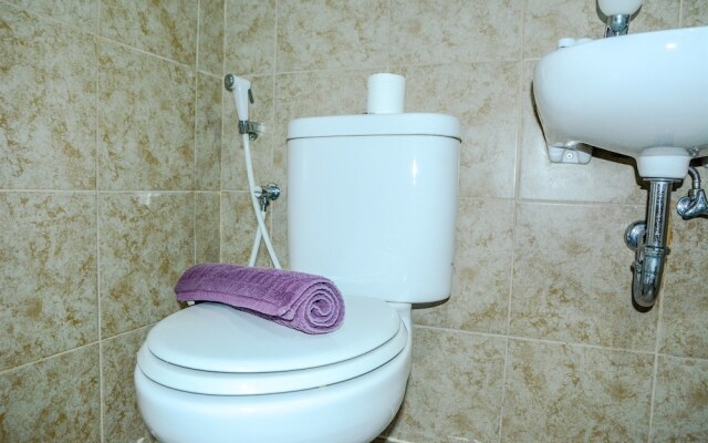 Modern Studio Room at Grand Serpong Apartment By Travelio