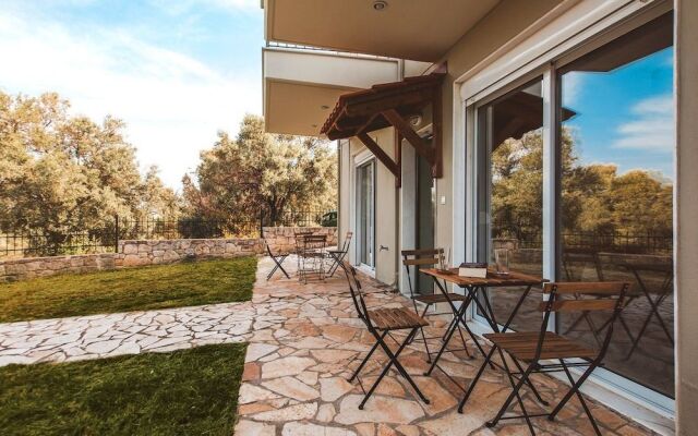 Chloe Apartments by QR booking