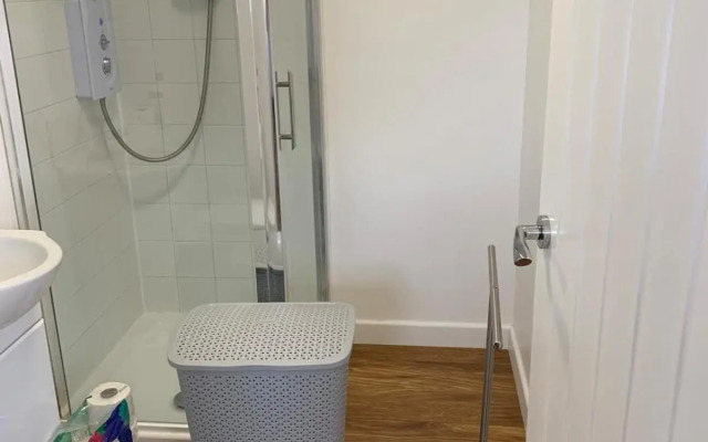 Linda's Annex-NEWLY BUILT separate entrance!!