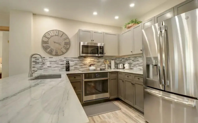 Newly Remodeled, Open Layout, with Incredible Views - CS302 by RedAwning
