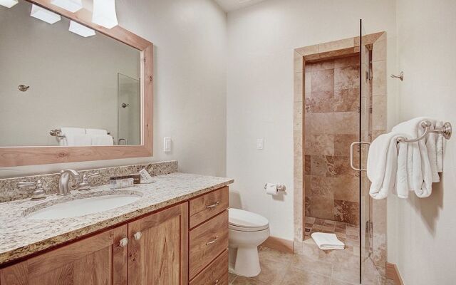 Gold Run Getaway 5 Bedroom Home by RedAwning