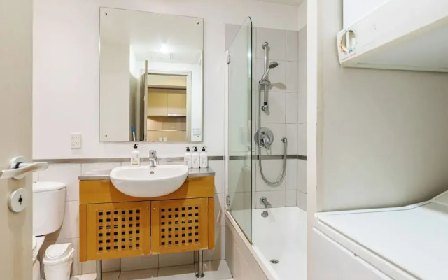 Spacious Viaduct Studio + Free Parking!