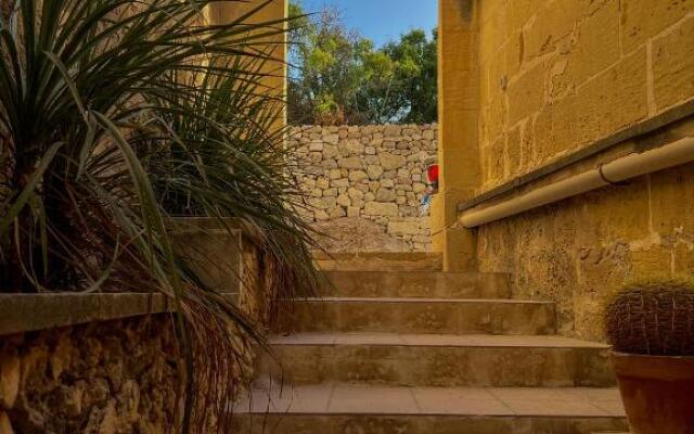 300y/o Farmhouse BLUE LAGOON VIEWS /AC/POOL QALA