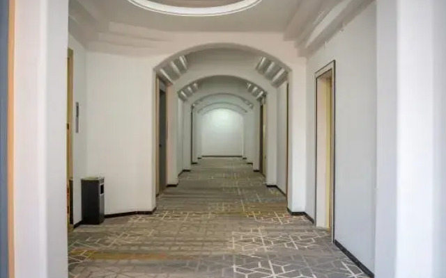 Kaman Hotel (Huazhou Bei'an Bus Station Zhouxuan Branch)