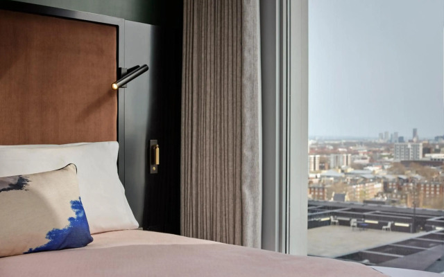 Montcalm East, Autograph Collection