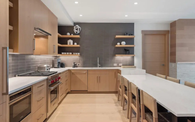 Snowmass Lux Getaway by Snowmass Vacations