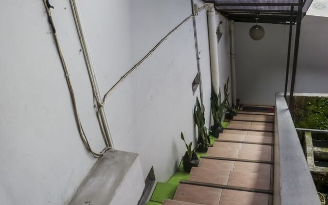 Ten House Guest & Resto by RedDoorz