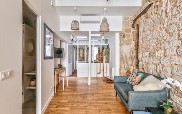 New Stunning 4 Bdrs Apt, With AC – Le Marais