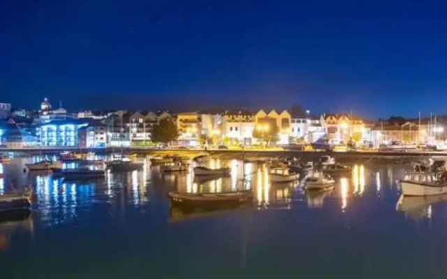 Harbourside Apartment With Seaviews and Parking