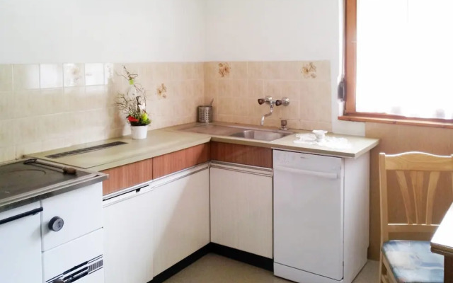 Ladner See in See With 7 Bedrooms and 3 Bathrooms