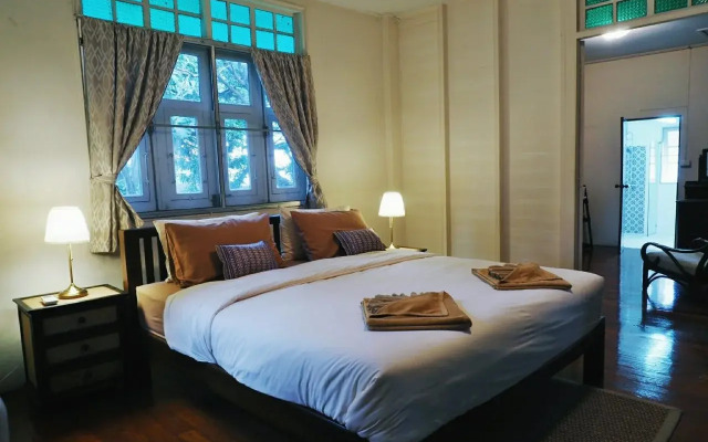 24 Samsen Heritage House