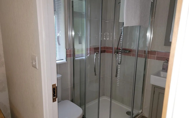 Luxury 2-bed Lodge in Routh, Sleeps 4 With Hot Tub