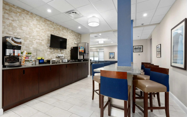 Comfort Inn & Suites St. Louis - Hazelwood