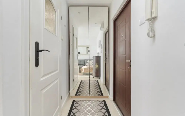 Black & White Studio by Renters