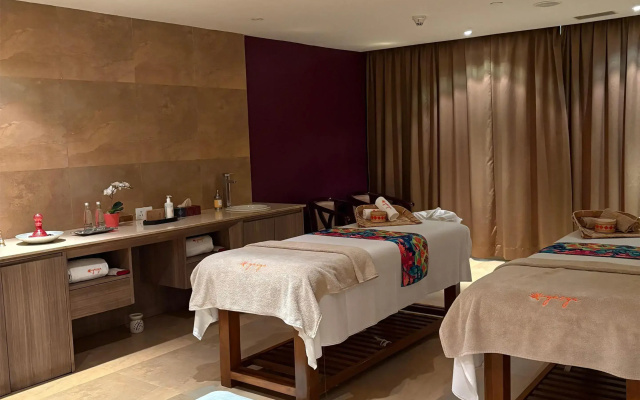 Radisson Blu Plaza Hotel Hyderabad Banjara Hills